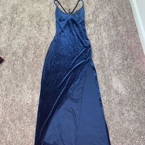 Blue velvet dress with a slit on the leg size S